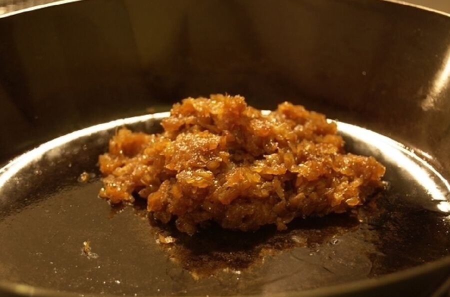 ハンバーグに玉ねぎを炒める方法とコツ