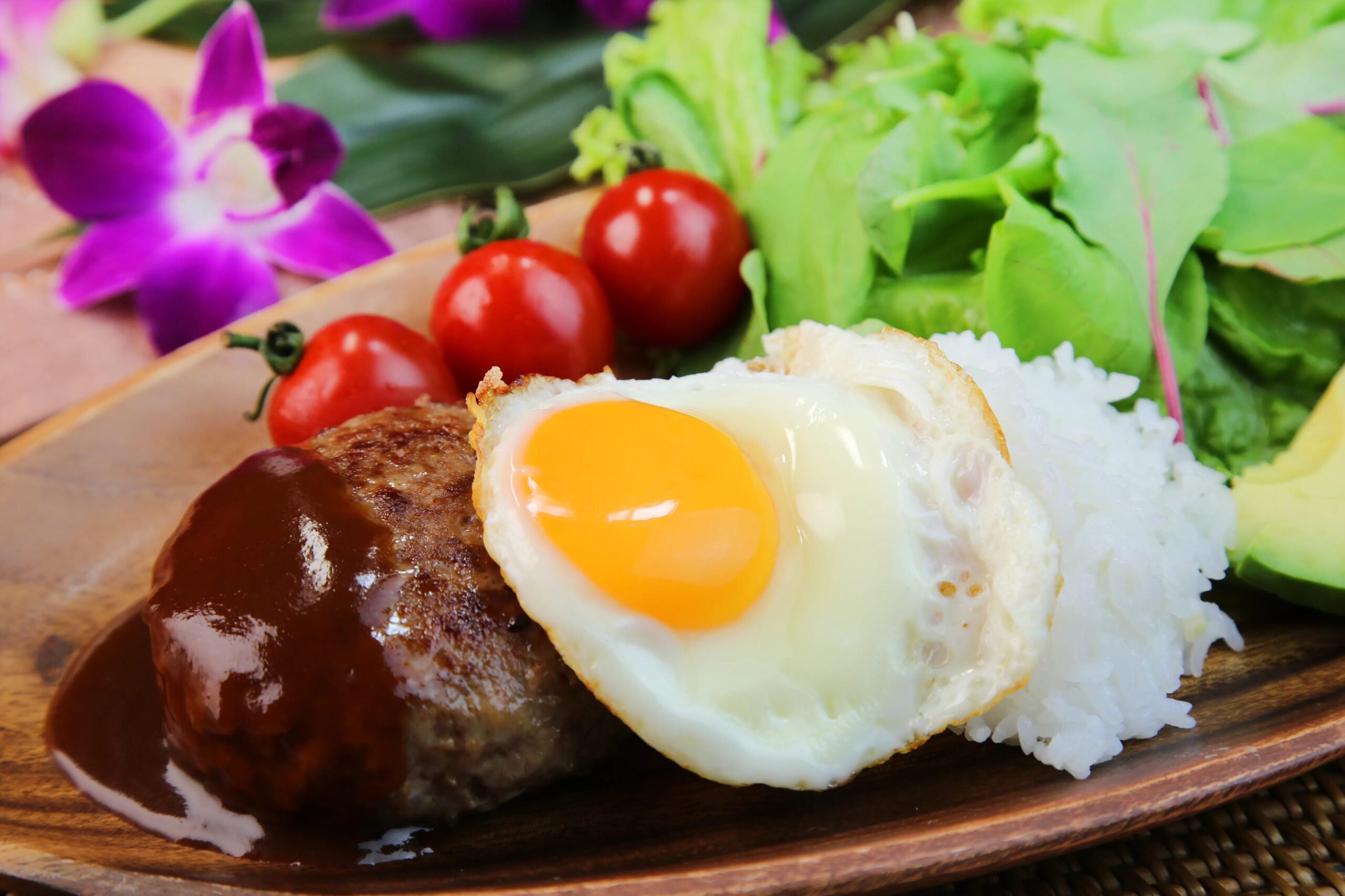 ロコモコとハンバーグの違いを詳しく解説しま?